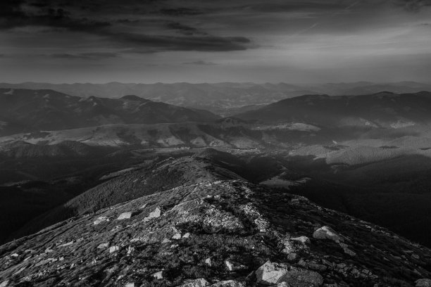 阳光下令人惊叹的山峦景观。黑白效果。图片下载