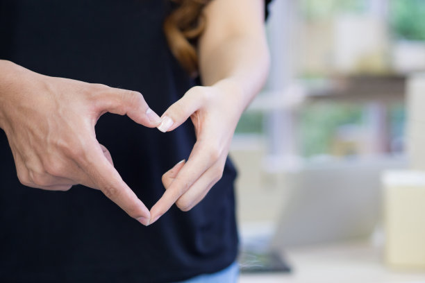 你们夫妇用手做心形的特写。图片下载