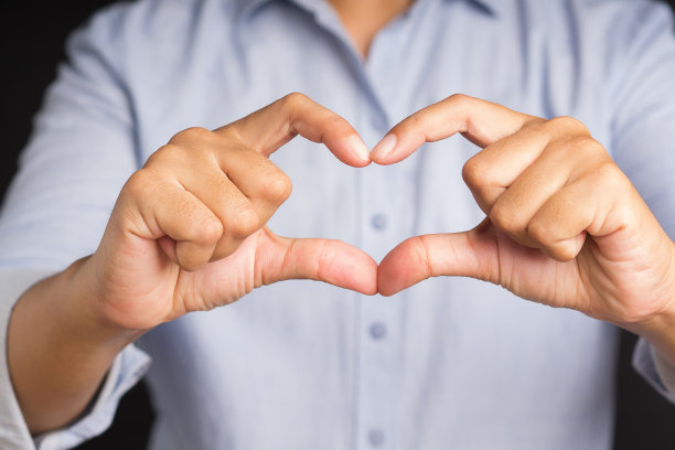 男人用手指制作爱心图图片下载