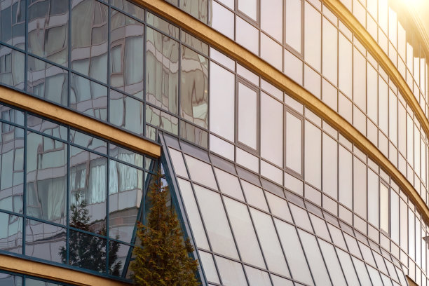 抽象的现代业务架构。现代建筑的碎片，由玻璃和混凝土制成的墙壁。图片下载