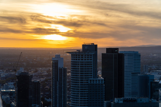 日落时法兰克福天际线的鸟瞰图图片下载
