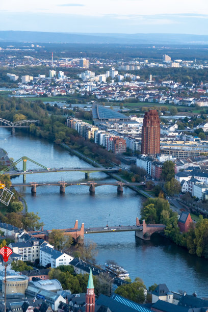 日落时法兰克福天际线的鸟瞰图图片下载