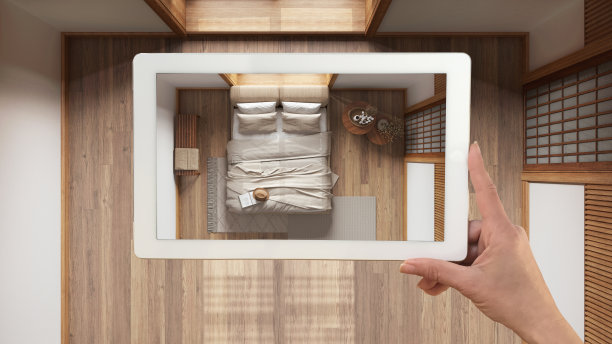 增强现实概念。手持平板电脑与AR应用程序，用于模拟家具和设计产品的空室内与拼花地板，日式卧室，俯视图图片下载