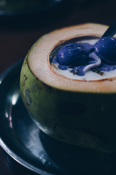 受欢迎的菲律宾甜点刨冰圣代的特写，又名Halo-halo，用椰子壳或buko壳制成，上面有两勺冰激凌图片下载