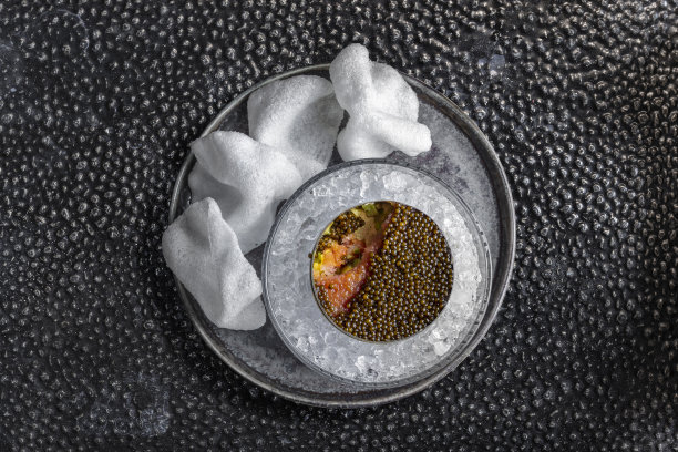 鞑靼三文鱼铺在牛油果和黑鱼子酱上图片下载