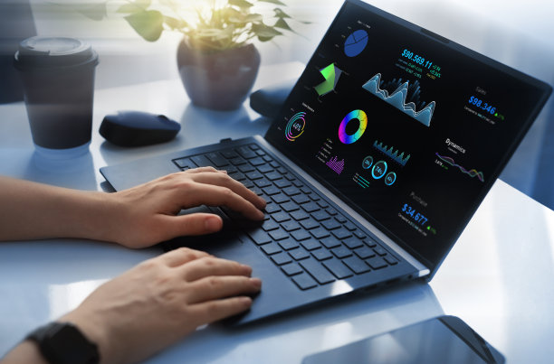 企业财务数据分析图。在虚拟屏幕上使用KPI仪表板的顾问。财务管理技术。图片下载