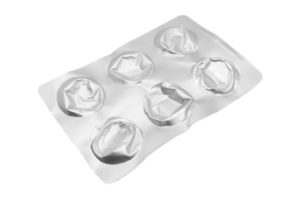 白色背景上孤立的水泡包装的空药片。空的银色水泡。使用水泡丸。药品的空泡罩包装。图片下载