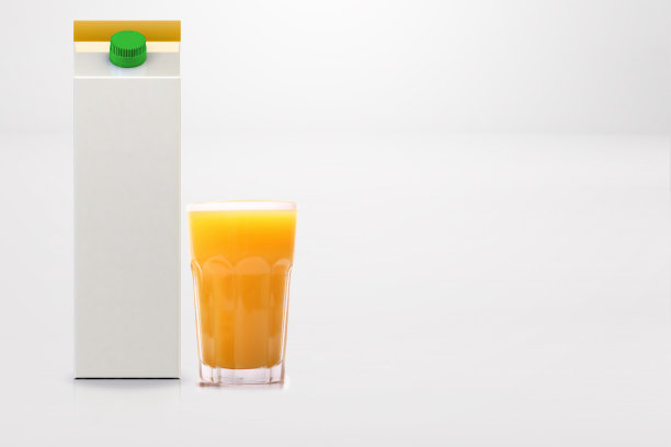 橙色和白色的果汁盒被隔离在白色的背景上。3D渲染适合您的设计元素。图片下载