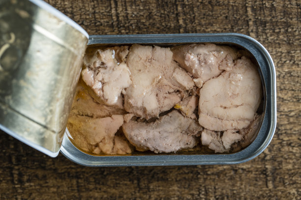 打开罐头与鳕鱼肝在木桌背景，特写，顶视图图片下载