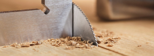圆锯切割木板。橡木块圆铣。图片下载