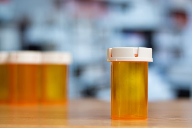 实验室里的一个空药瓶，背景是许多空药瓶图片下载