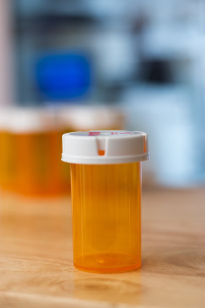实验室中一个空药瓶的垂直视图，背景是许多空药瓶图片下载