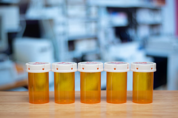 实验室桌子上摆放着许多橙色的空药瓶，缺乏概念图片下载