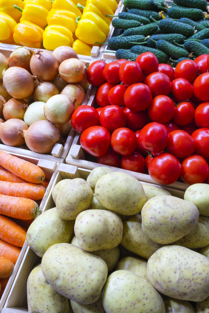 市场柜台上有大量新鲜水果和蔬菜可供选择图片下载