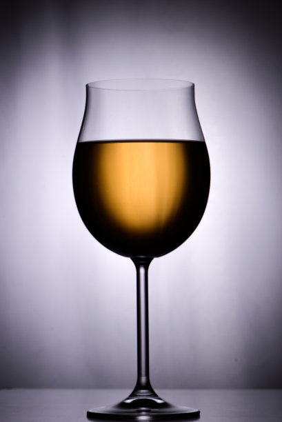 一杯白背景的白葡萄酒图片下载