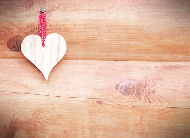 褐色木墙上的一颗心。图片下载