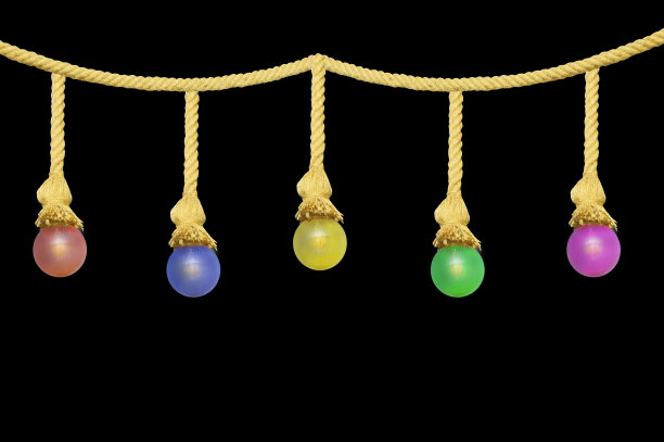 在黑色背景上孤立的彩色灯泡花环。图片下载