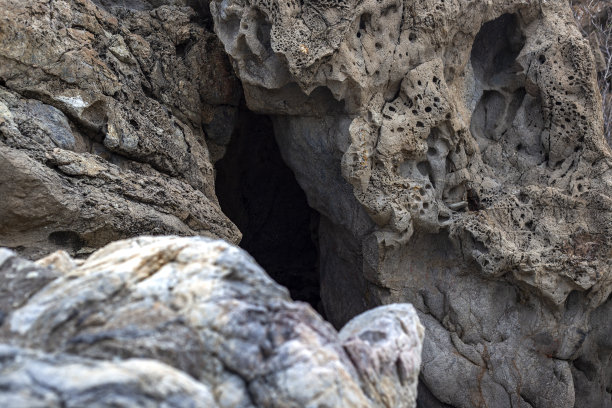 洞穴入口在古老的岩石图片下载