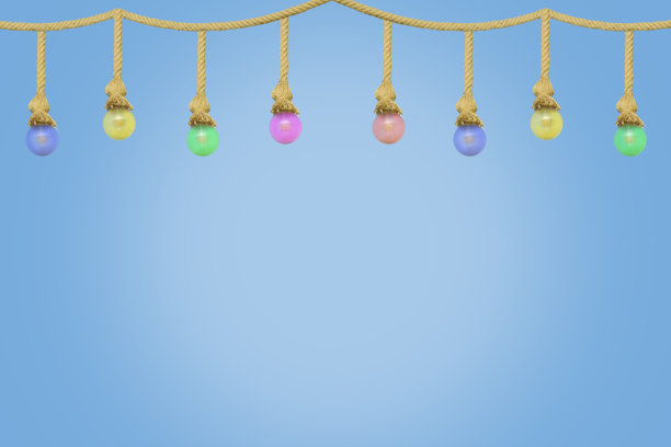 在蓝色背景上孤立的彩色灯泡花环。图片下载