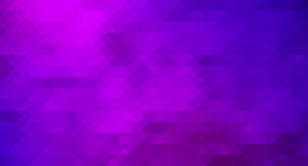 渐变紫色，紫罗兰和蓝色抽象多边形图案背景。创意几何图形折纸风格与梯度。全新的设计为您的业务。模板的设计。图片下载