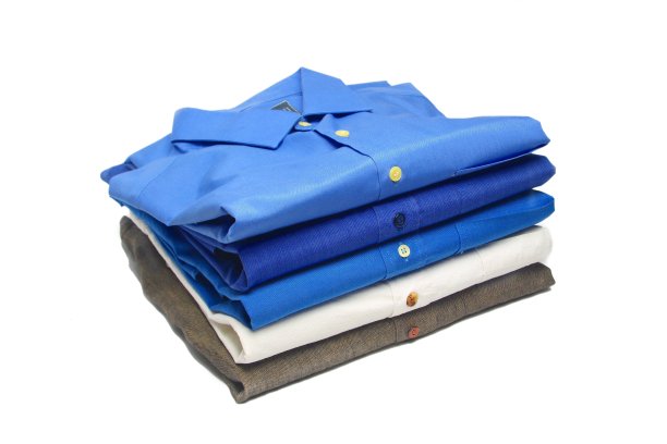 在干洗店洗熨过的衬衫图片下载