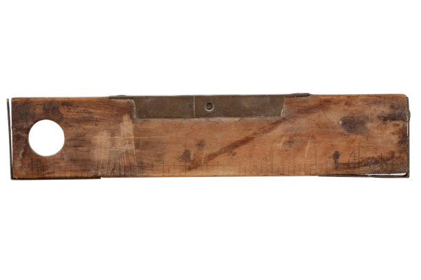 古董木匠黄杨木尺与精神水平从19世纪隔离在白色。图片下载