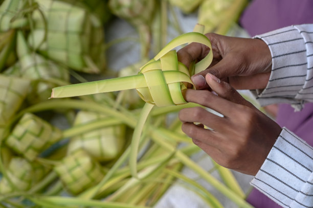 裁剪的手制作叶子装饰图片下载