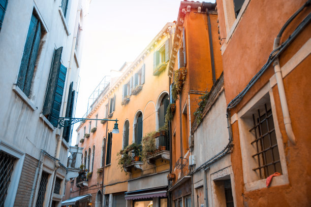 阳台上有植物的意大利建筑外观图片下载