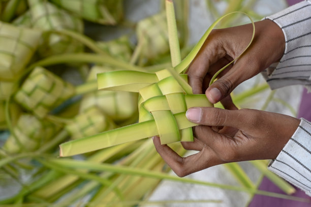 裁剪的手制作叶子装饰图片下载