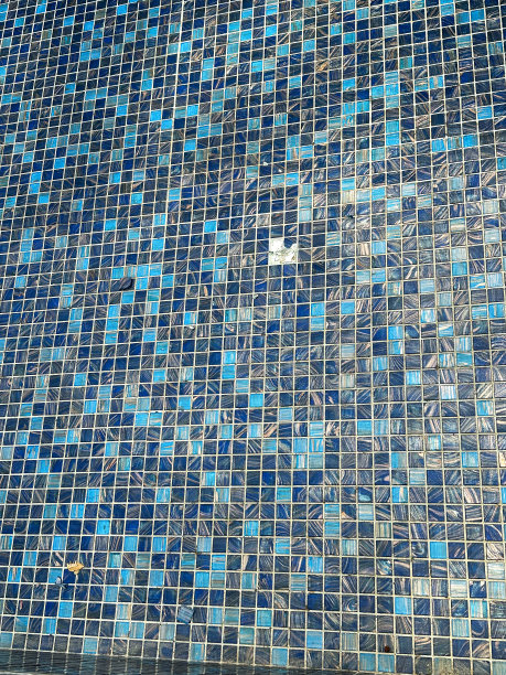 形象墙用蓝色方形马赛克瓷砖，小瓷砖之间用水泥填充，闪亮的装饰材料在浴室淋浴区图片下载