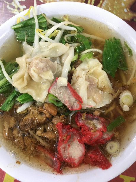 米面(猪肉、饺子和蔬菜面条)图片下载