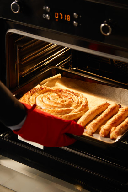 从欧文手里拿糕点图片下载