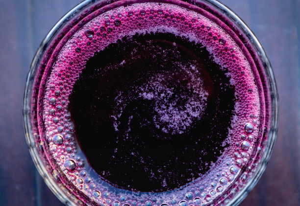 玻璃容器中的蓝莓石榴汁特写图片下载