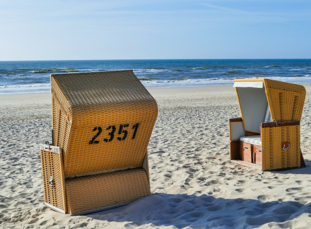 可以看到大海的沙滩椅图片下载