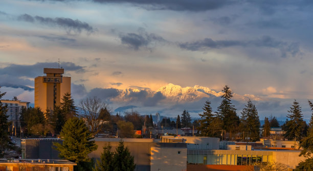 城市雪山晚霞景观图片下载