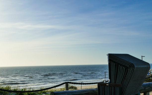 坐在沙滩椅上欣赏海景图片下载