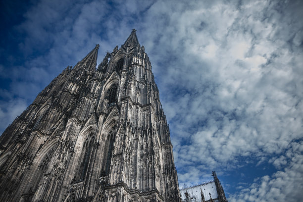 蓝天下的科隆大教堂。科隆大教堂(Kolner Dom)是科隆的主要地标，也是德国的一座天主教堂。图片下载