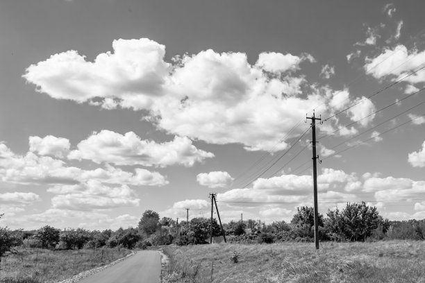 光背景上有电线的动力电线杆近景图片下载