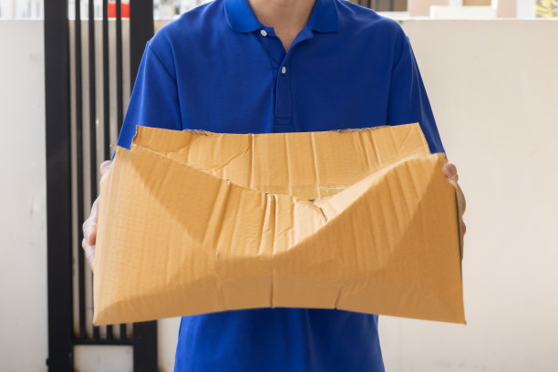 快递员带着损坏的包裹箱寄给客户图片下载