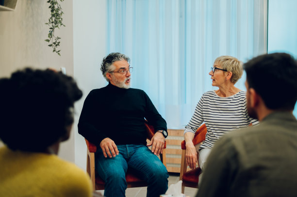 老年人在集体治疗会议上谈论他们的心理健康图片下载