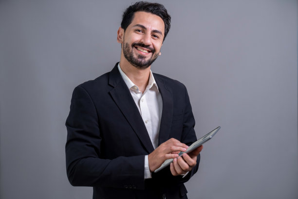 自信的商人穿着正装，手里拿着写字板，一脸惊讶。狂热的图片下载