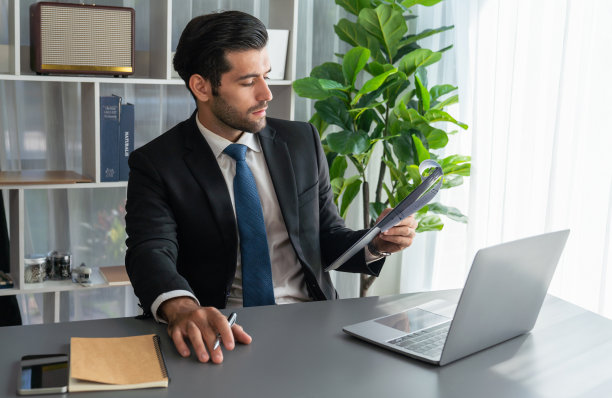 现代职业商人在现代办公桌旁。狂热的图片下载