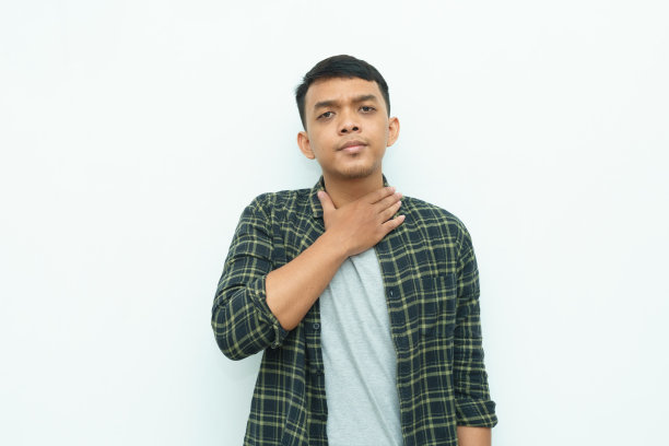 年轻的亚洲男子把他的手放在脖子上喉咙作为口渴的手势图片下载