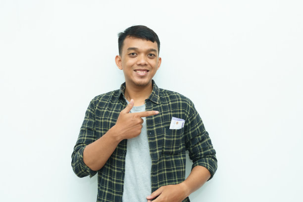 年轻的亚洲男子正在展示印尼盾纸币图片下载