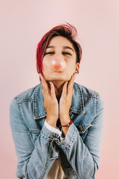 年轻的拉丁女人嚼口香糖的画像在墨西哥拉丁美洲，西班牙人图片下载