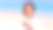孩子在海滩上吃冰淇淋图片下载