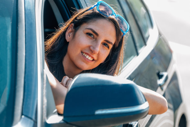 女孩在车里开车图片下载