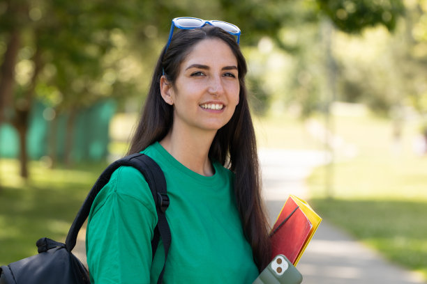 在户外拿书的女学生图片下载