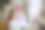 户外婚礼上，小女孩和新郎坐在一起。图片下载