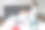 拉丁美洲:母亲躺在床上用笔记本电脑工作，女儿躺在床上在家办公图片下载